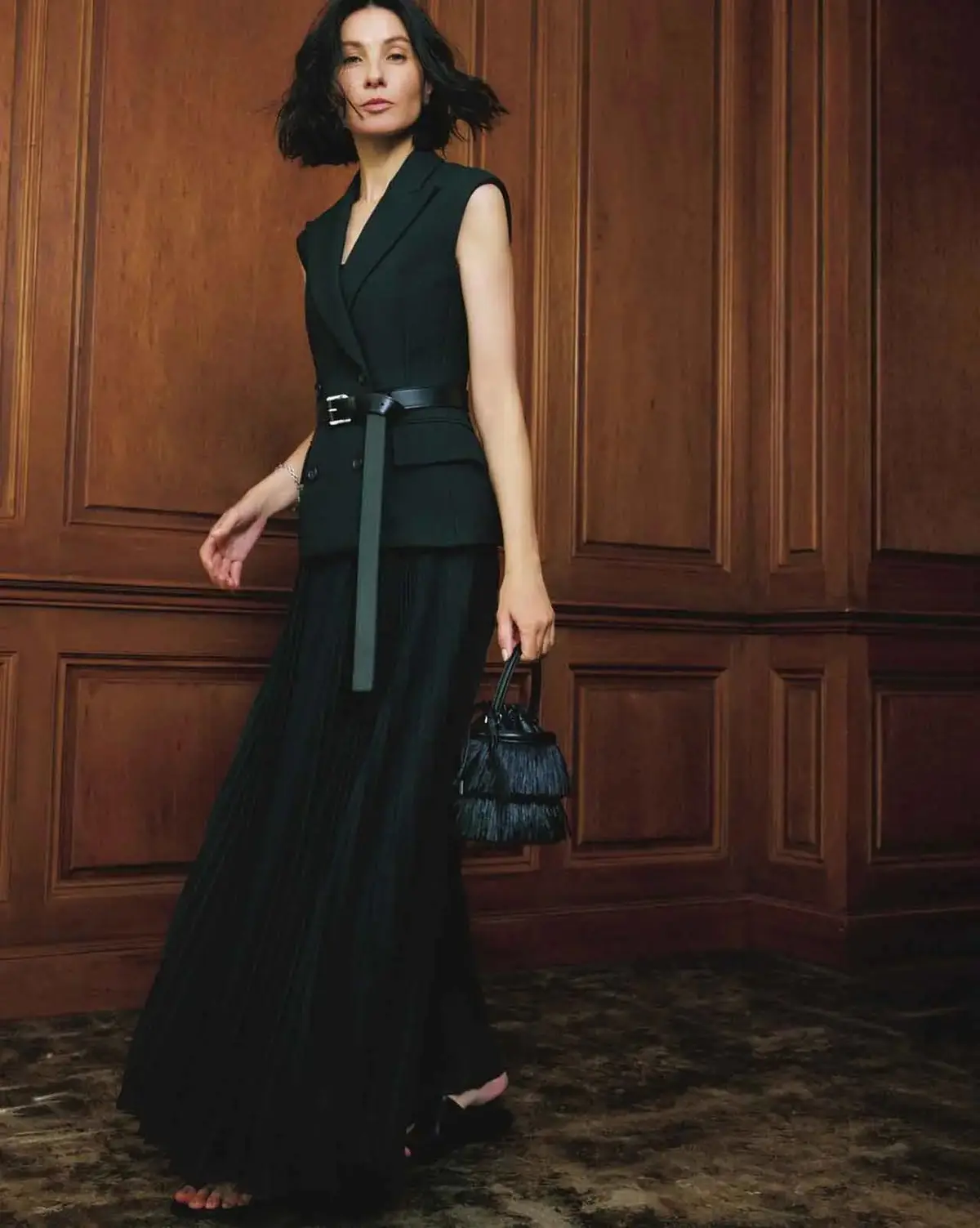 テーラード襟のベストは軽やかなシアースカートで柔和なムードを加算