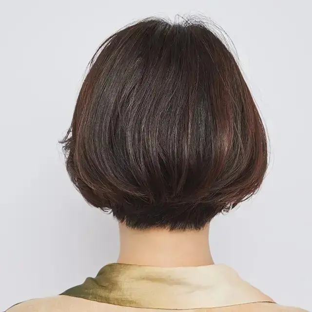 甘さより上品さや大人っぽさを重視したい場合、曖昧なレングスより、すっきりとした潔いフォルムにするのが正解