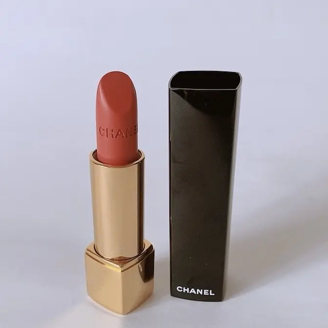 スマート見えするピーチピンク。シャネルの秋新色のおすすめ、ルージュ アリュール ヴェルヴェット 74