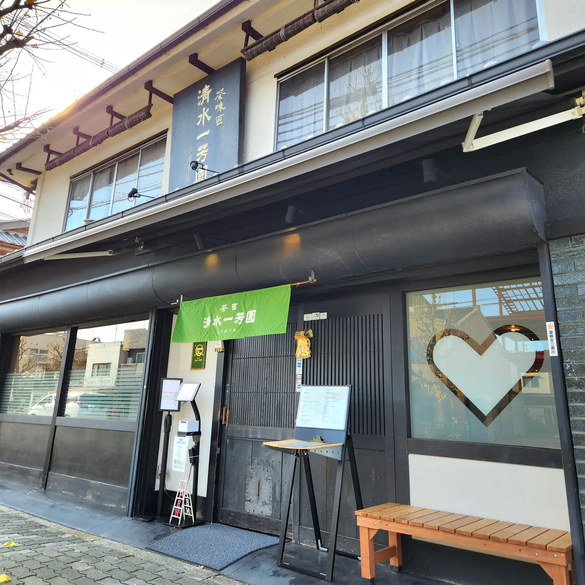 窓のハートが可愛らしい店舗♡