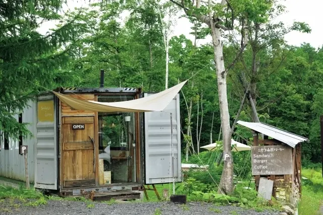 晴れた日は外にもテーブルが並ぶ。