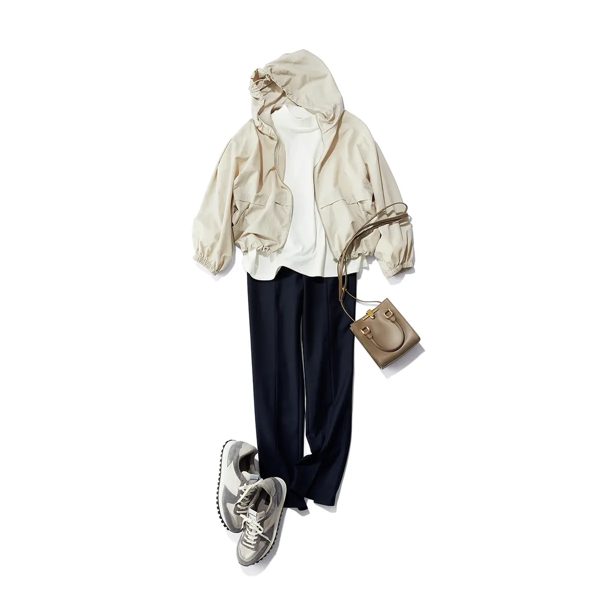 ベージュのフードつきブルゾンとTシャツ、ネイビーパンツのコーデ
