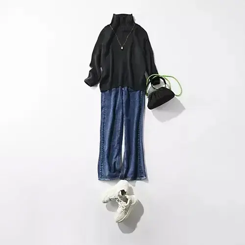 絶妙な高さのボトルネックが小顔効果を演出するE by eclatのニット。