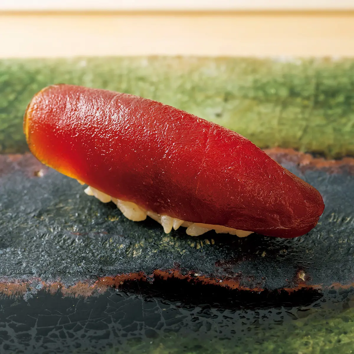 京都の三条京阪にある寿司店「鮨 楽味」のマグロのヅケ