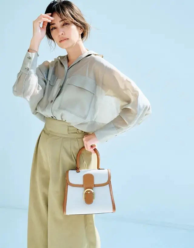 【ベージュワントーン 旬の法則】大人っぽい抜け感が生まれるシアーシャツを主役に