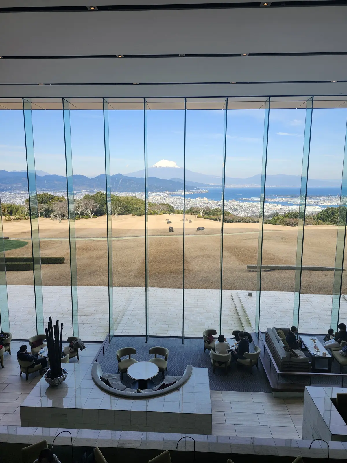 日本平ホテル、静岡旅行、ホテルラウンジ、ケーキセット、紅茶、40代ファッション、年末年始、旅コーディネート、富士山、絶景スポット、絶景ポイント