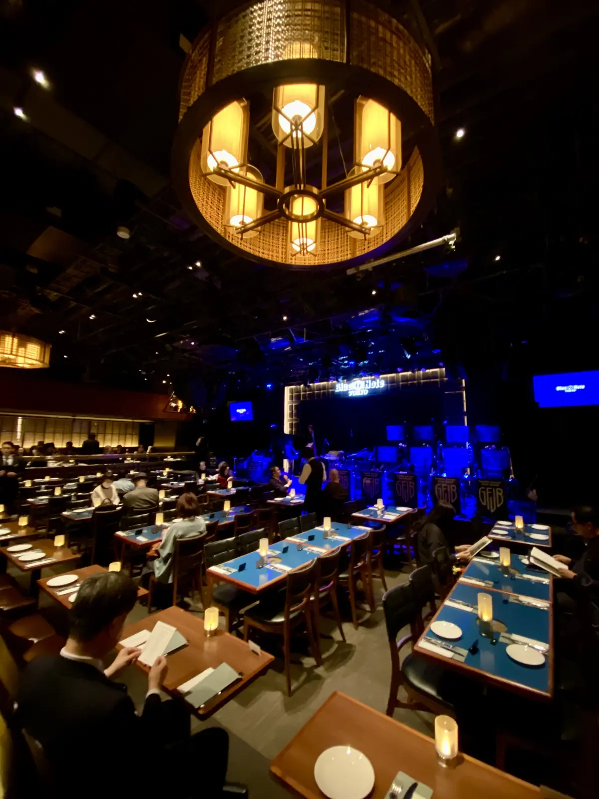 ブルーノート東京 会場内の雰囲気｜記念日ディナー前のステージと客席、上質なジャズクラブの空気感