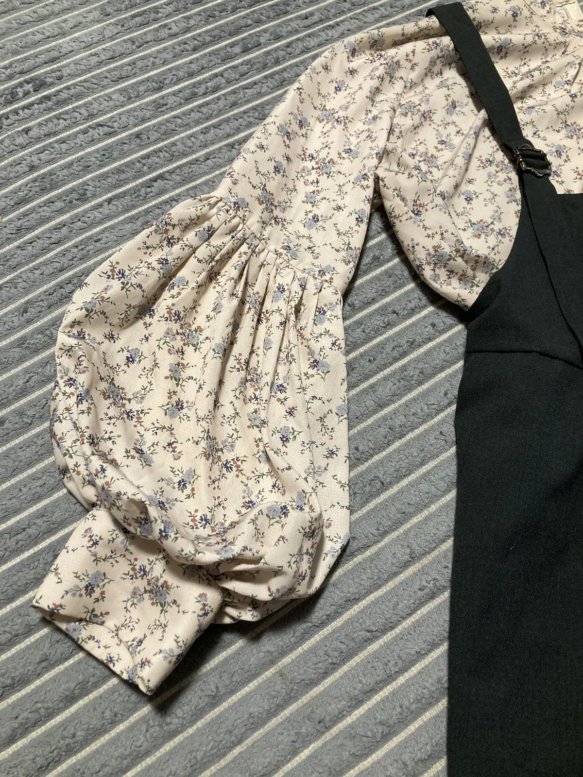 花柄　ブラウス　アラフィフコーデ　ファッション　50代　40代　運動会