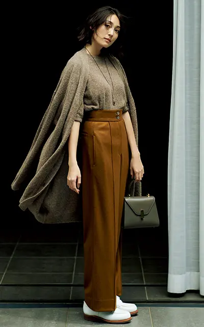 チノの圧縮ジャージ素材のブラウンみを帯びたカーキカラーのスタイリッシュパンツ