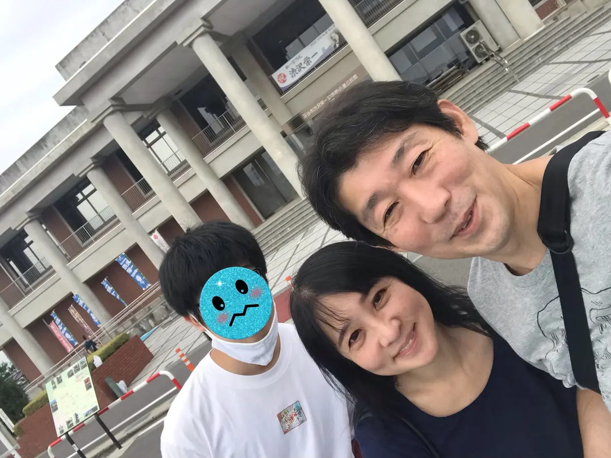 渋沢栄一記念館前にて