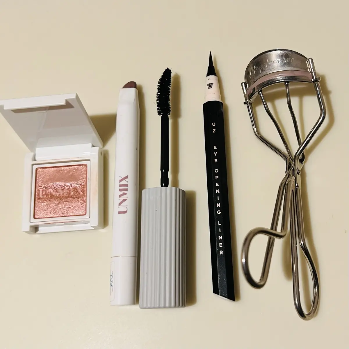 使用するアイカラー、マスカラ、アイライナー、カーラー