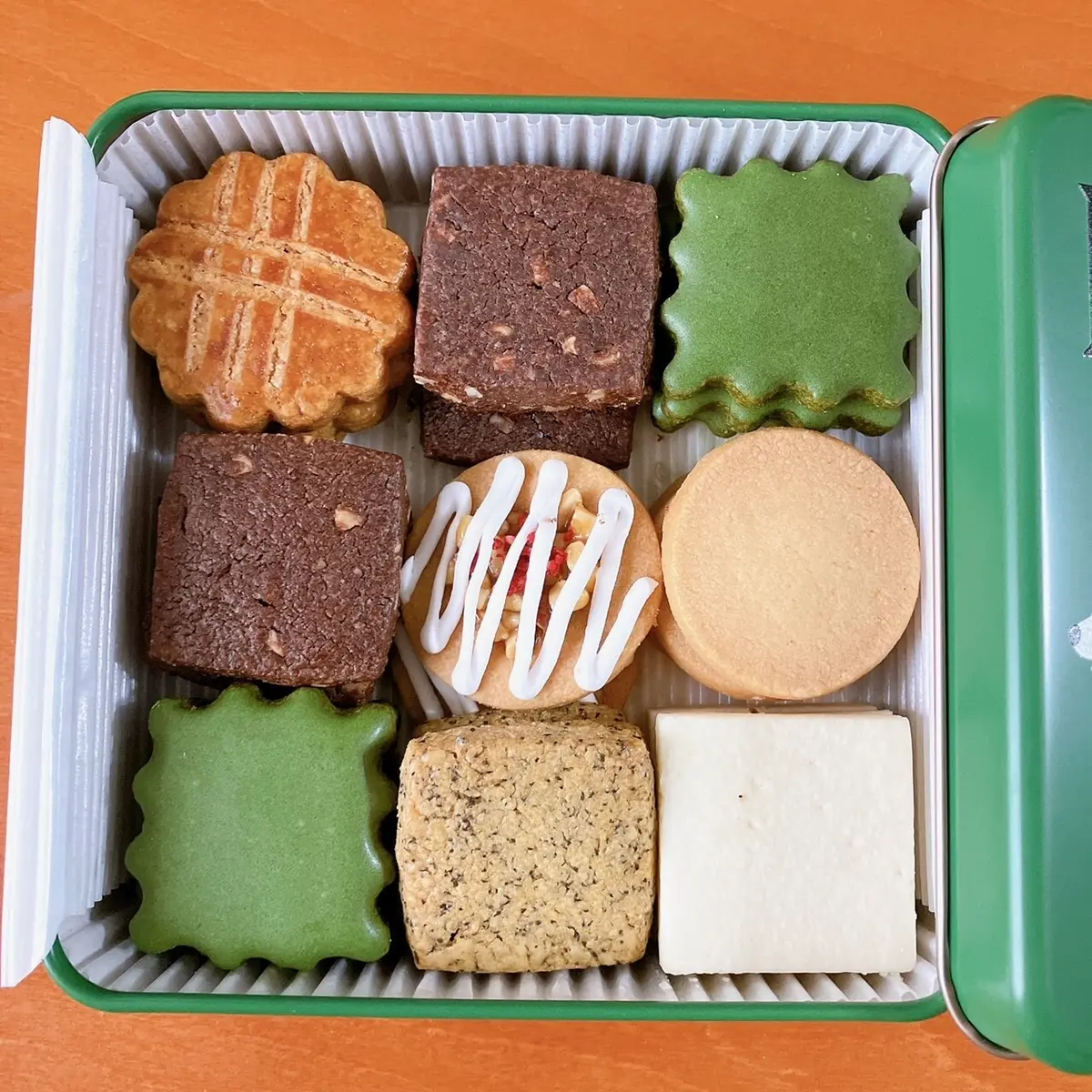 ロエベのクッキーボックスの中身