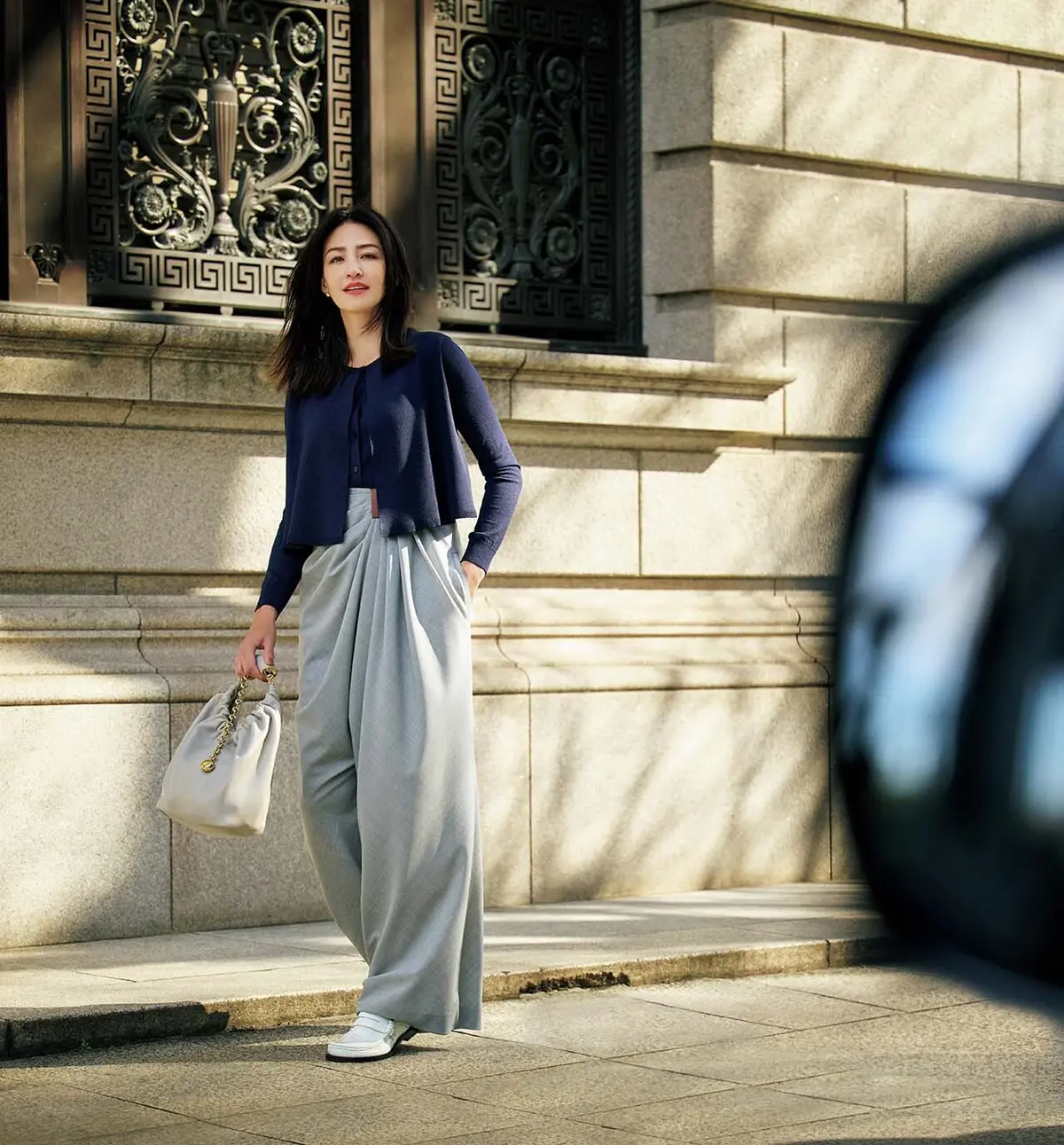 アシンメトリーなドレープが シックな着こなしに主役級の華やぎを