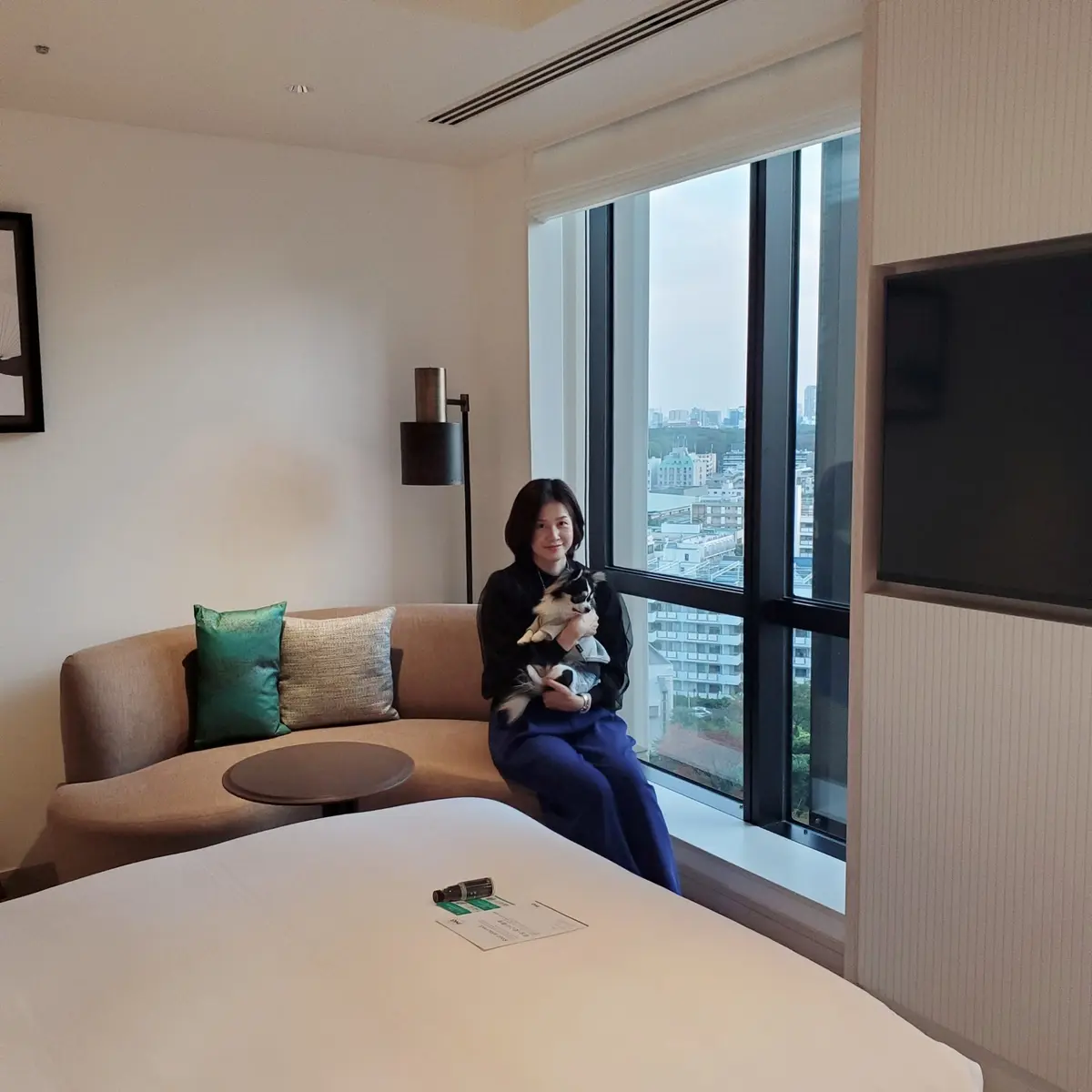 ホテルにワンコと座っています