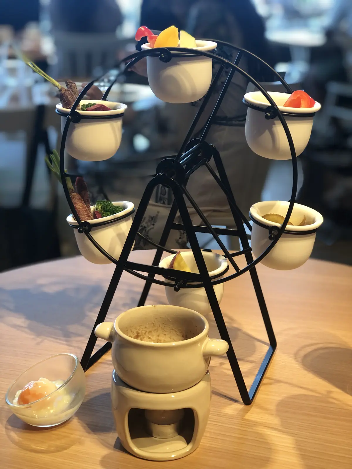 横浜ハンマーヘッド。観覧車モチーフ。バーニャカウダ。ランチ。Pecorino Market＆Restaurant。ペコリーノ マーケット＆レストラン。ソファー席。店内。ゆったりシート。美味しい。楽しい。可愛い。