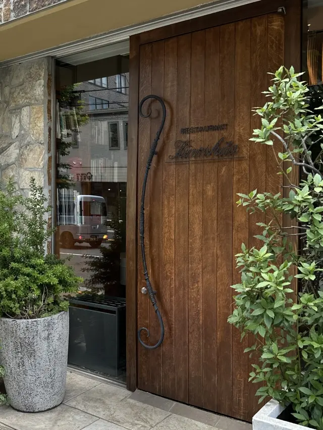 銀婚式ランチは、夫と選んだホワイトパンツの画像_1