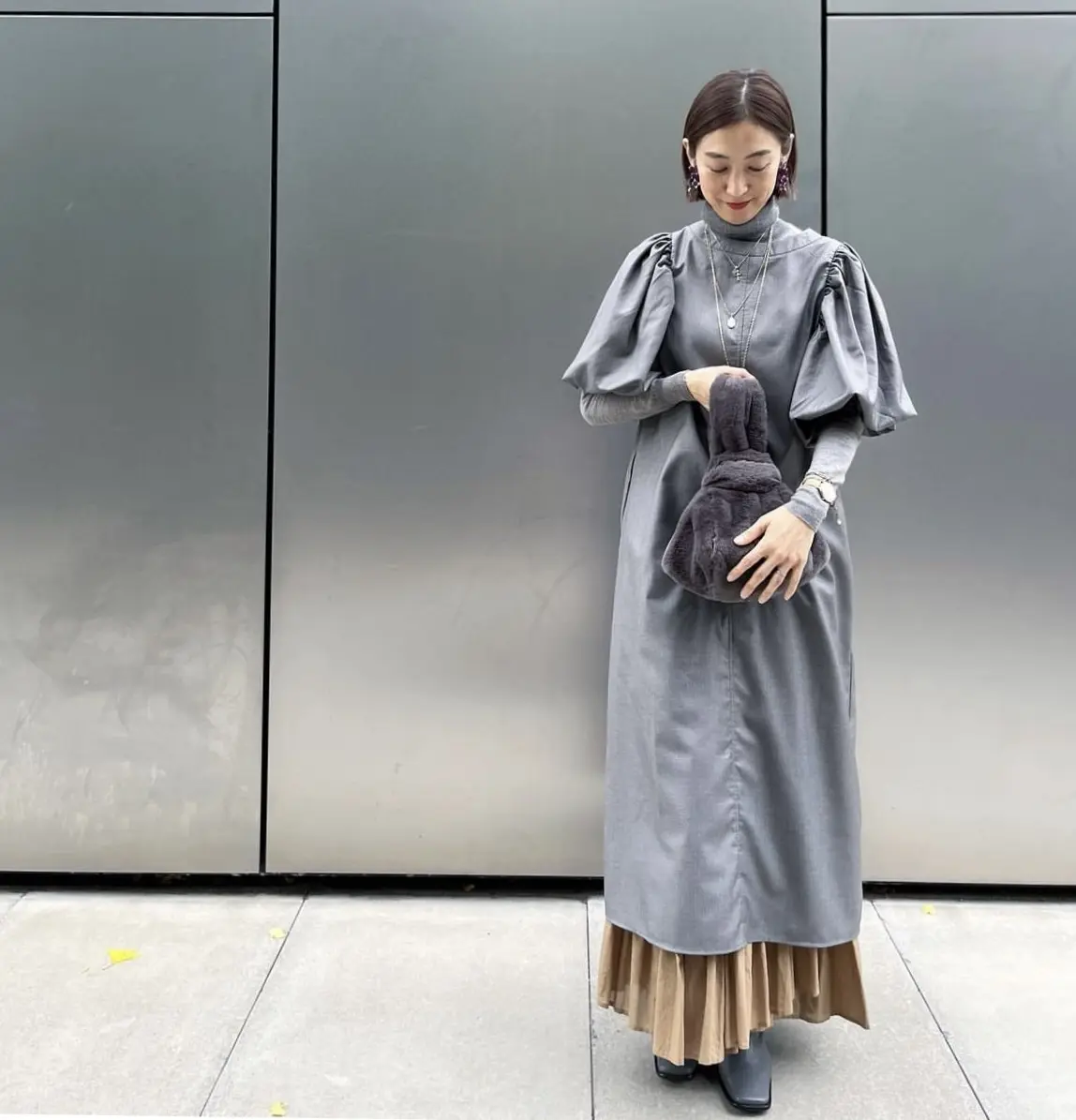 華組ワンピースコ　袖のボリュームがクラシカルなグレーのワンピース