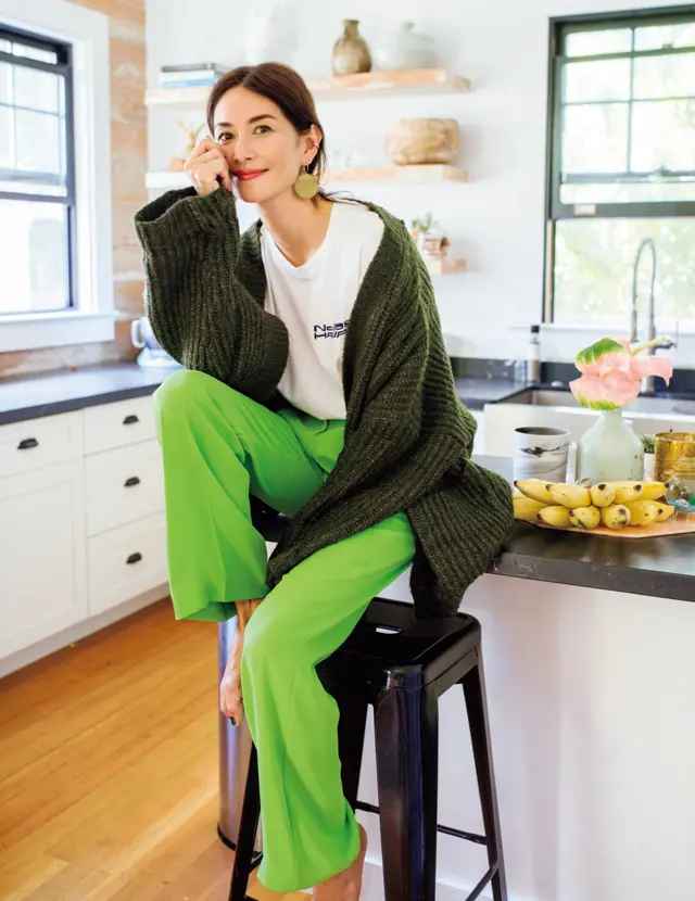 ボーイズライクなTシャツとカラーパンツコーデのブレンダ