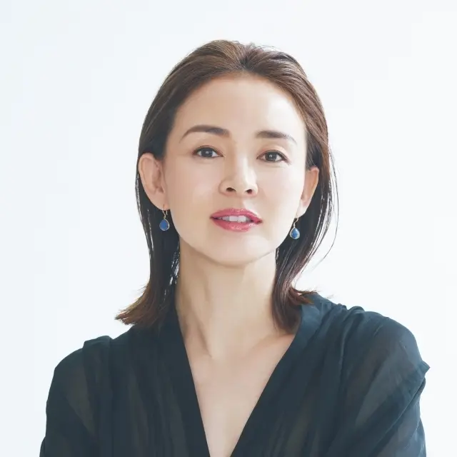 厚みのあるカットベースで、上品さと涼しげな印象を両立【SHIHOのミディアムヘアスタイル】