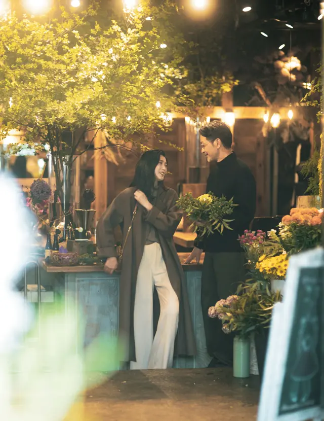 ふたりで出かけた帰り道は、家に飾る花を買って帰ろう