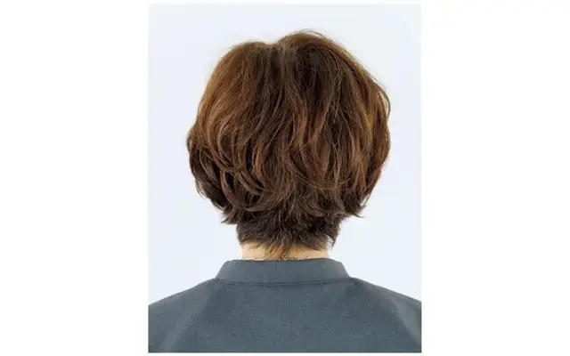 【50代髪型・ヘアスタイル】広がりやすいくせ毛に！ 重めの“こなれショート”