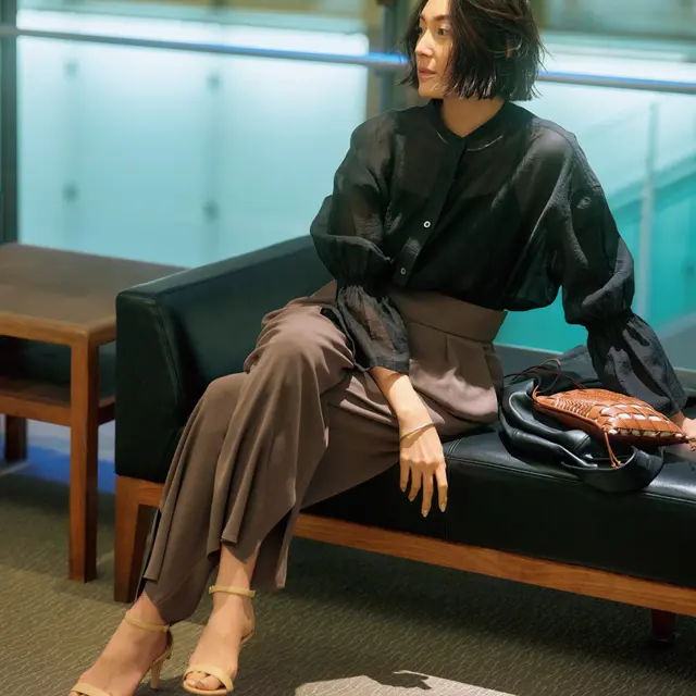 スリット入りのベーシックパンツで女らしく着こなすLIZA