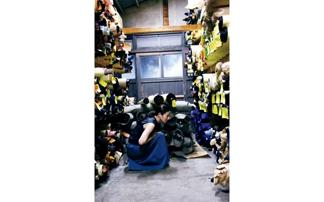 服づくり現場での井川遥さんの様子3