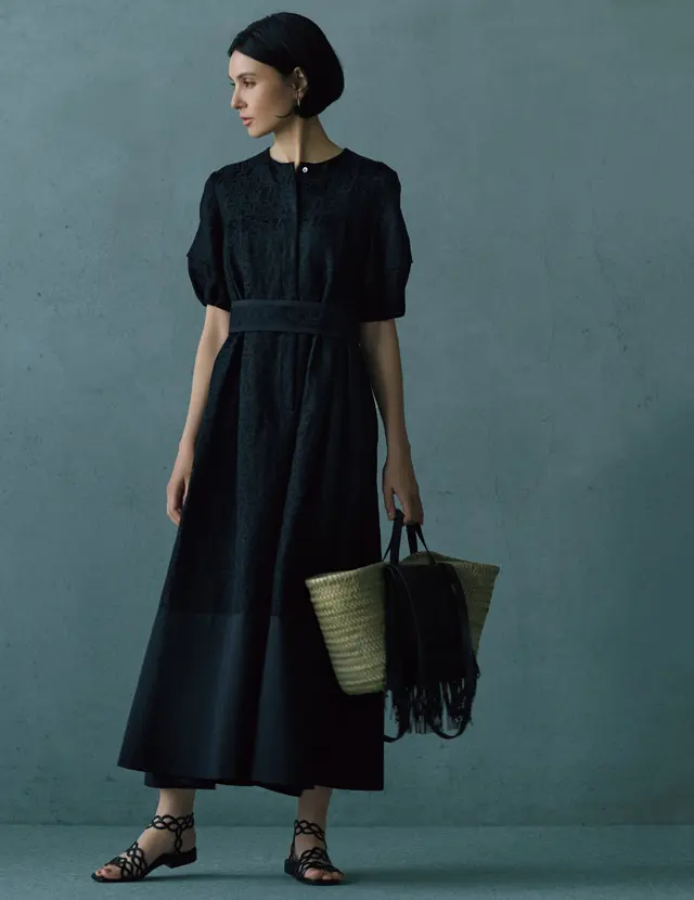 エブールの黒のワンピースの田沢美亜