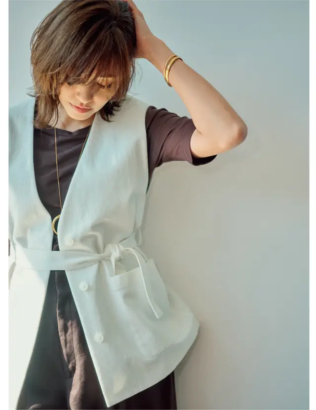 コットンの美しい光沢感が装いをさりげなくクラスアップ