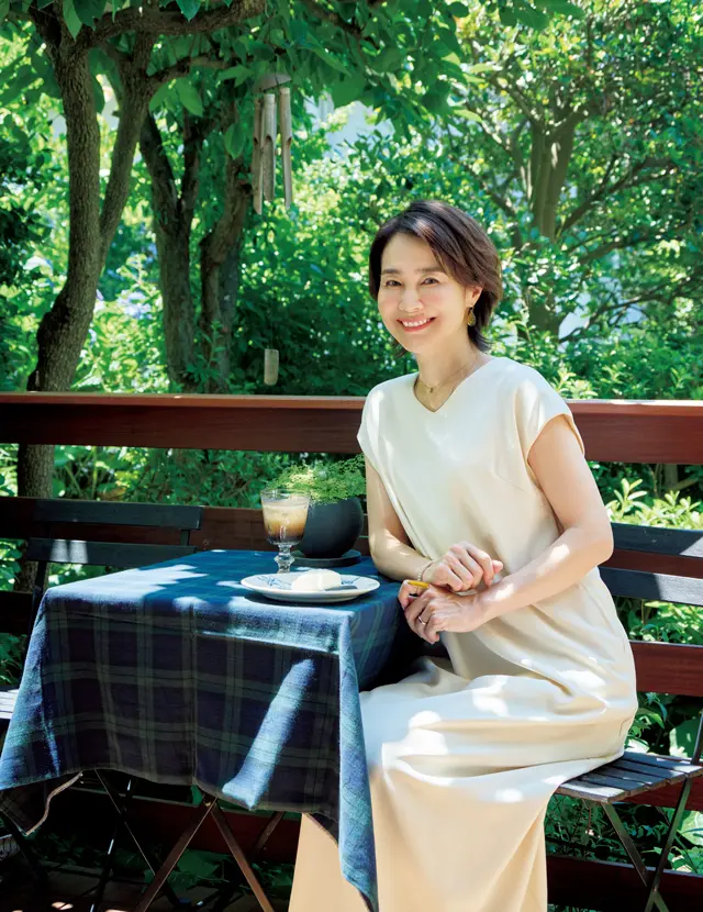 「緑に囲まれ風を感じる、 家で過ごす時間が大好きです」佐藤綾子さん