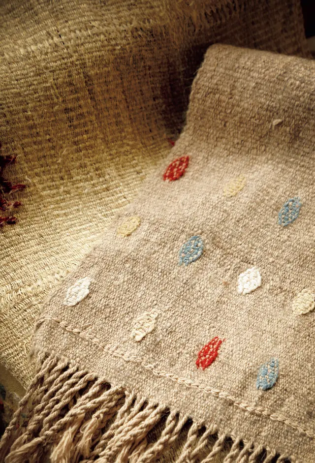 コットンとウール製の手織りスカーフは3000ニュルタム（約US$35）