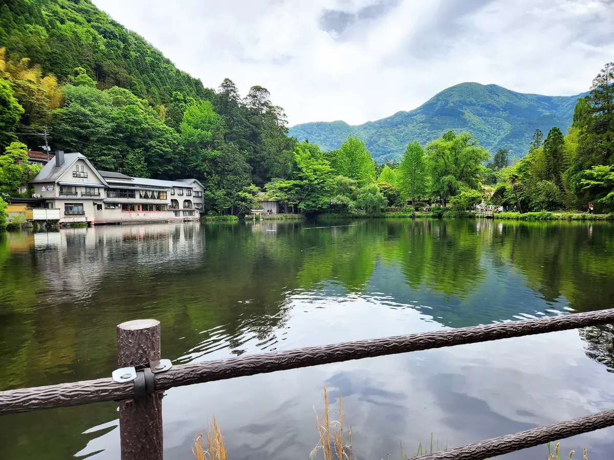 湖畔には公共温泉もある湯布院の名所・金鱗湖。