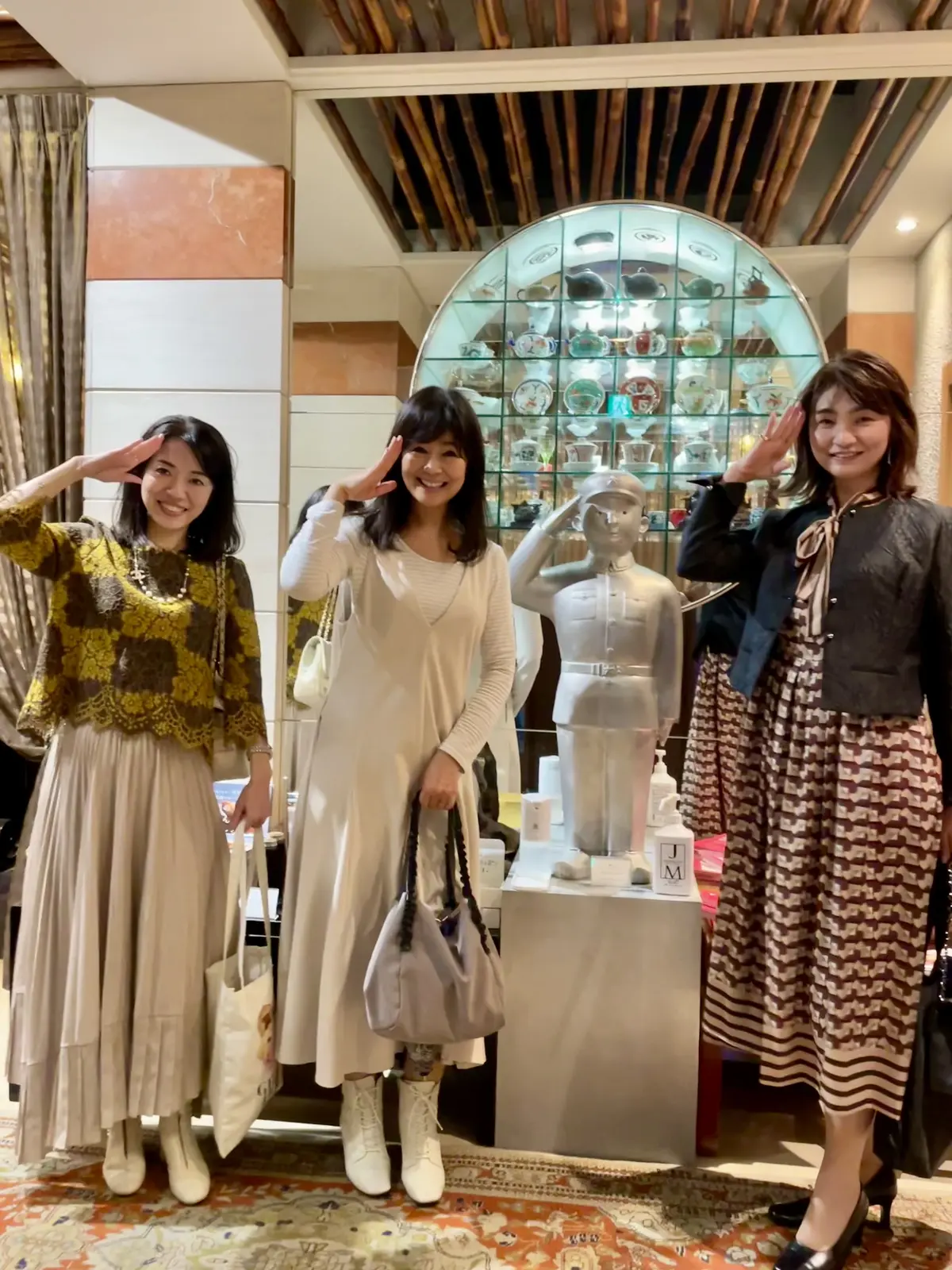 Wakiya一笑美茶樓、赤坂、チャイニーズアフタヌーンティー、中華、中華アフタヌーンティー、スイーツ、女子会、お祝い会、サンルーム、サンルーム席、お洒落、とも子、ゆか、N♡RIK♡、白コーデ、白ワンピース、白ワンピ、ボーダー、シルバーボーダー、レース、柄ワンピース、柄ワンピ、茶系、秋服、秋服コーデ、秋コーデ、秋ファッション、オシャレ、おしゃれ、素敵、綺麗、白ジャンパスカート、白ブーツ、ショートブーツ、白、敬礼、可愛い、楽しい、綺麗