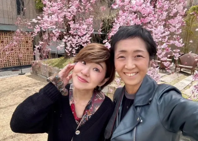 春の京都、平安神宮のしだれ桜と素敵な貴婦の画像_6