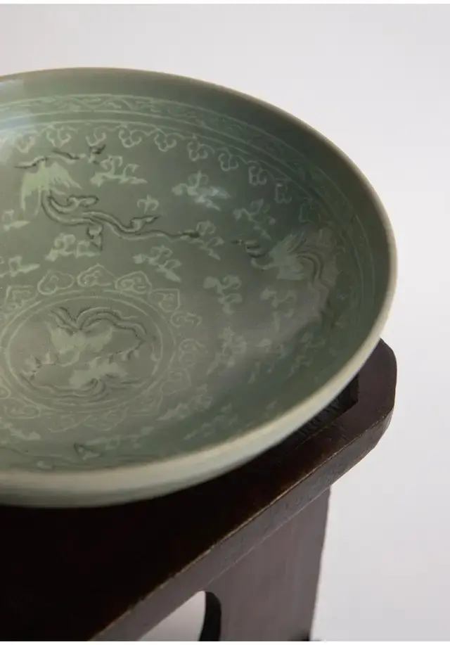 細やかな文様が彫られた高麗青磁の美しい鉢