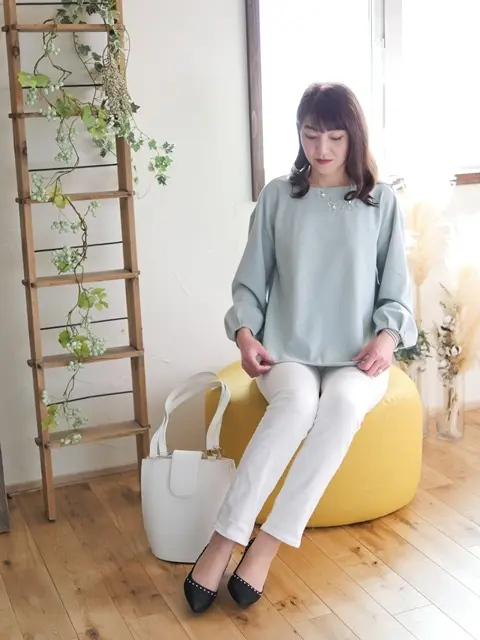 ホワイトデニムとミントグリーンのブラウスでコーディネート