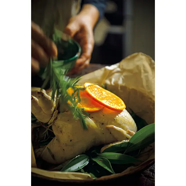 ）オリーブオイルを塗る際は、ローズマリ ーを刷毛がわりに。「使い終わったら、肉に添えてオーブンに入れればゴミも出ない」と、 古澤さん