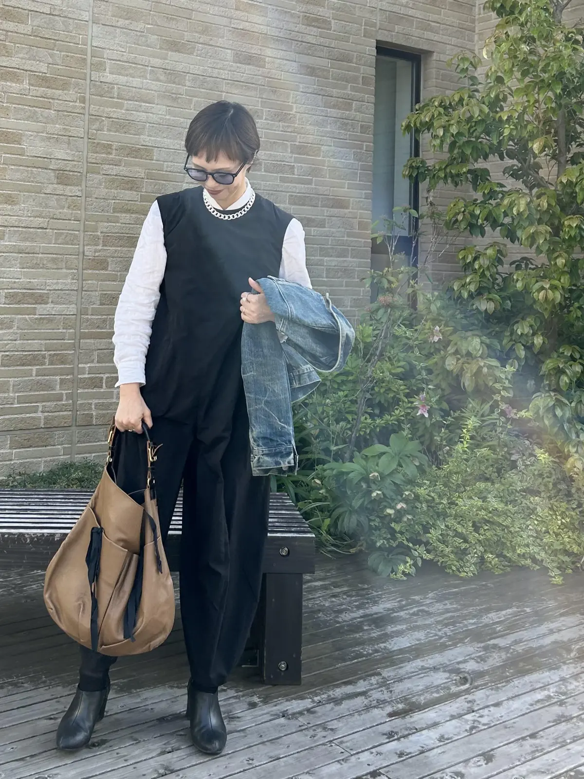 50代オールインワンコーデ　ユニクロ白シャツ　マルニバッグ　50代モノトーンコーデ　50代ショートカット