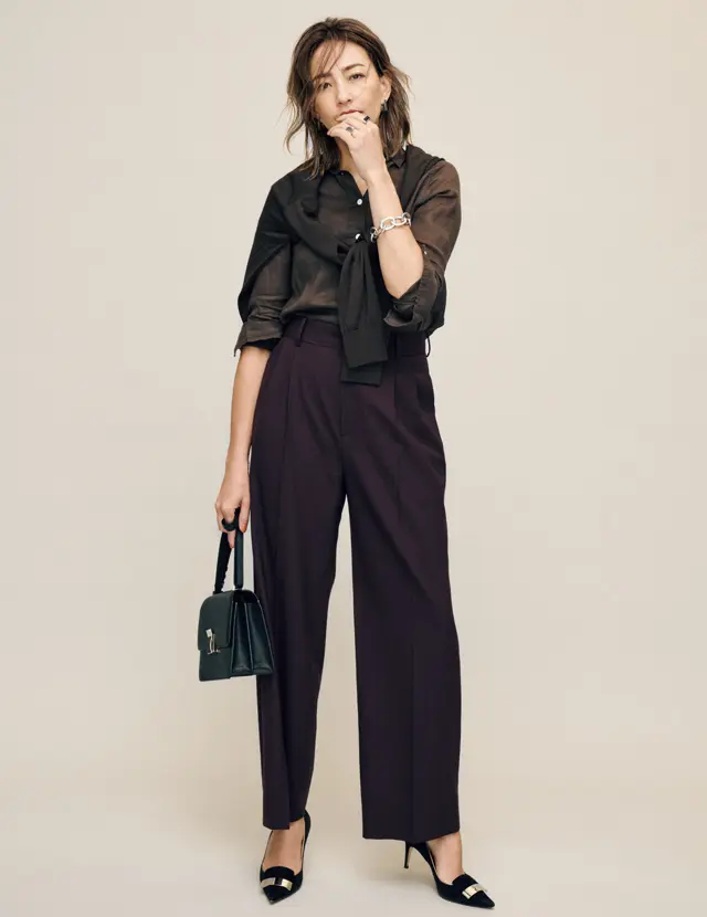 シャツ￥39,600／マディソンブルー　肩にかけたニット￥30,800／スローン　パンツ¥26,400／ユナイテッドアローズ 渋谷スクランブルスクエア店（イウエン マトフ）