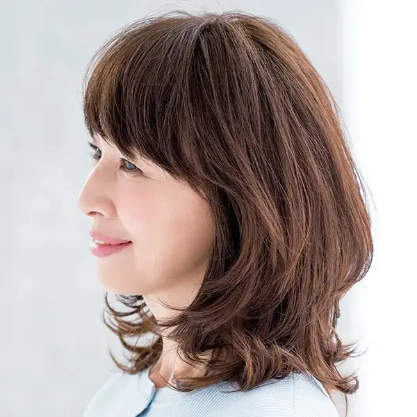 気品漂うフェミニンさを演出！マッシュフォルムミディアムヘア【50代髪型・ヘアスタイル】