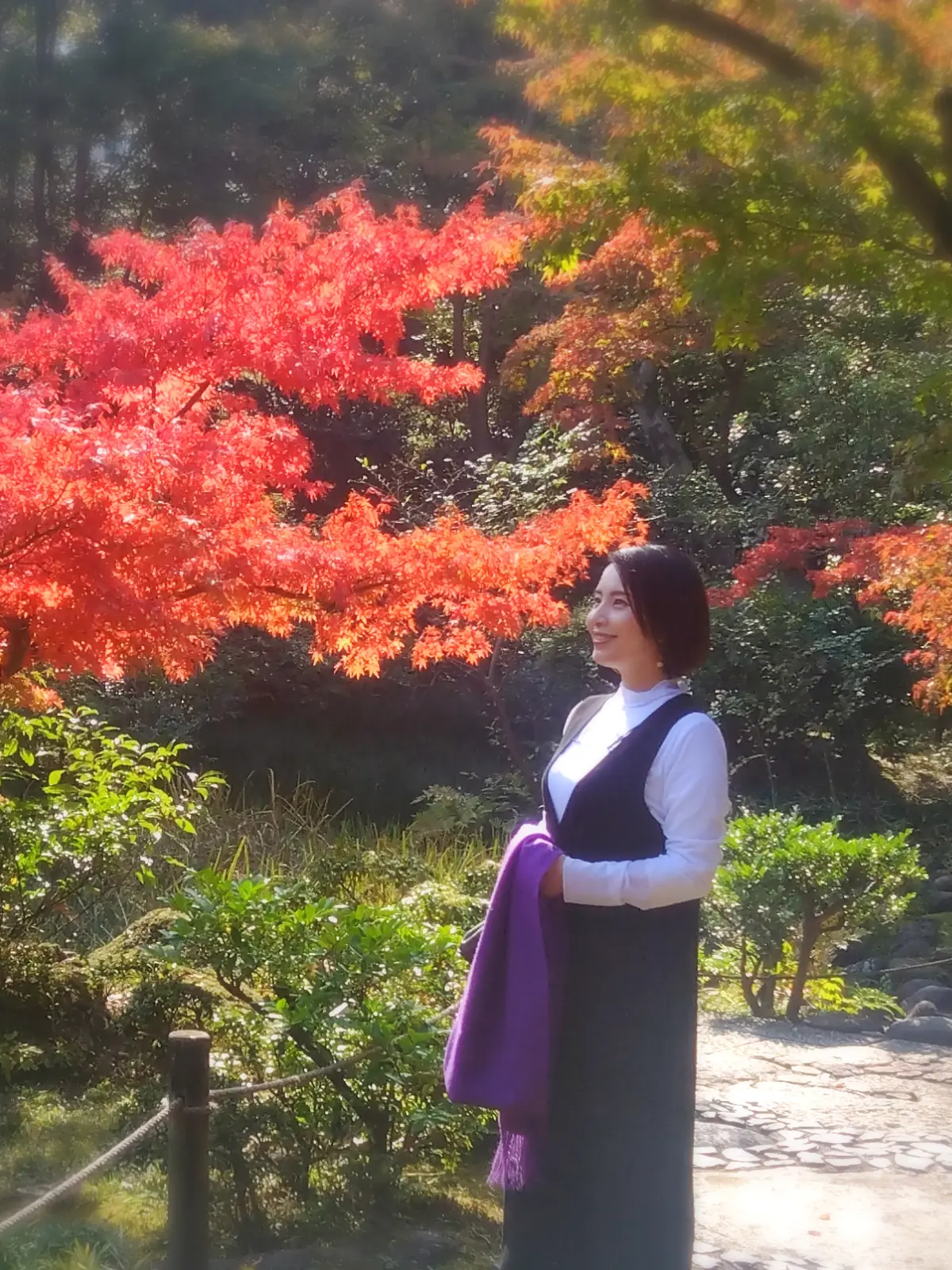 南青山の根津美術館、日本庭園、40代ファッション、ザラのジャンパースカート、トゥモローランドのカシミヤストール、紅葉