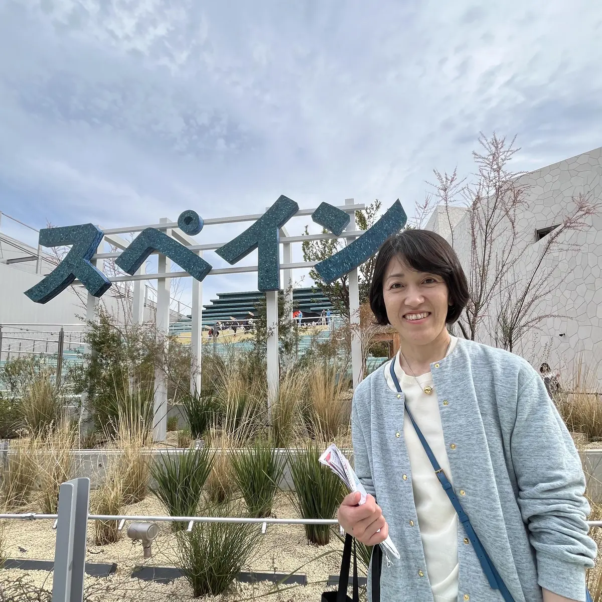 スペイン館の前で