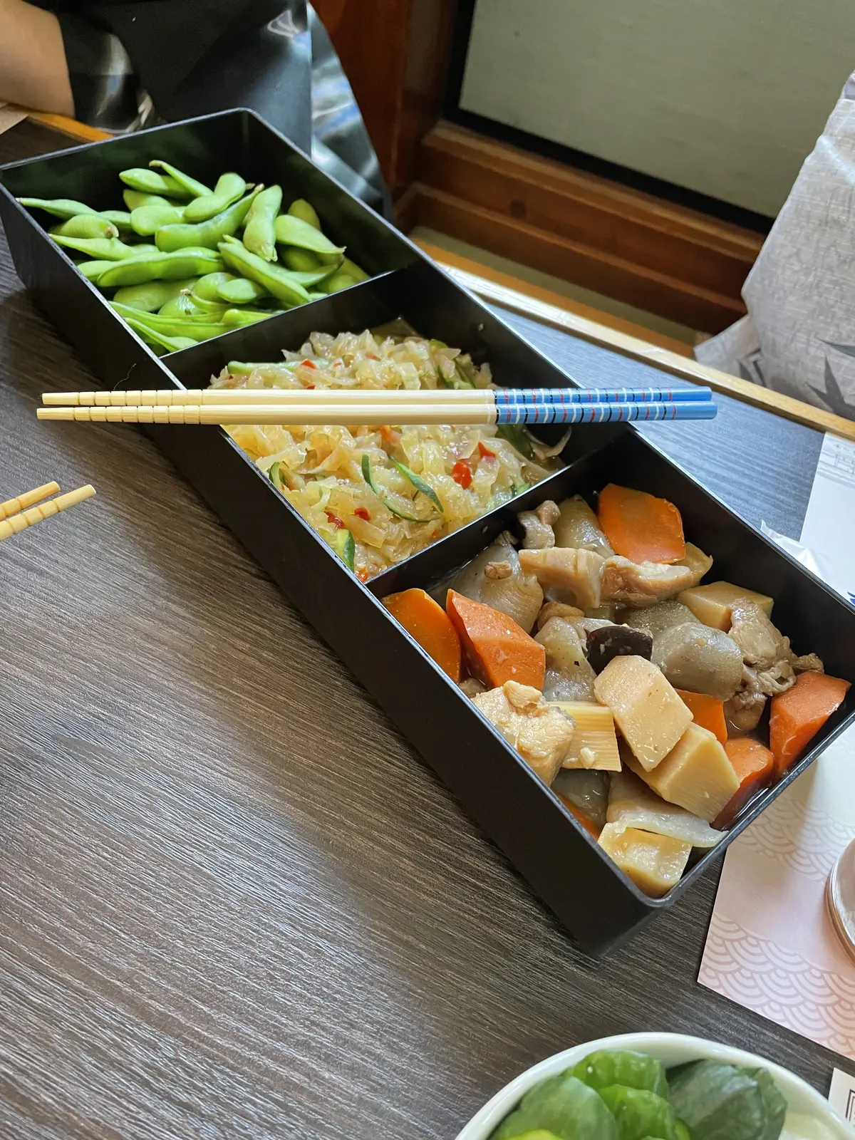 和食、屋形船、辰金、室内、お座敷、煮物、枝豆、クラゲときゅうりの和物、お惣菜、おつまみ、箸休め、女子会、素敵、お洒落