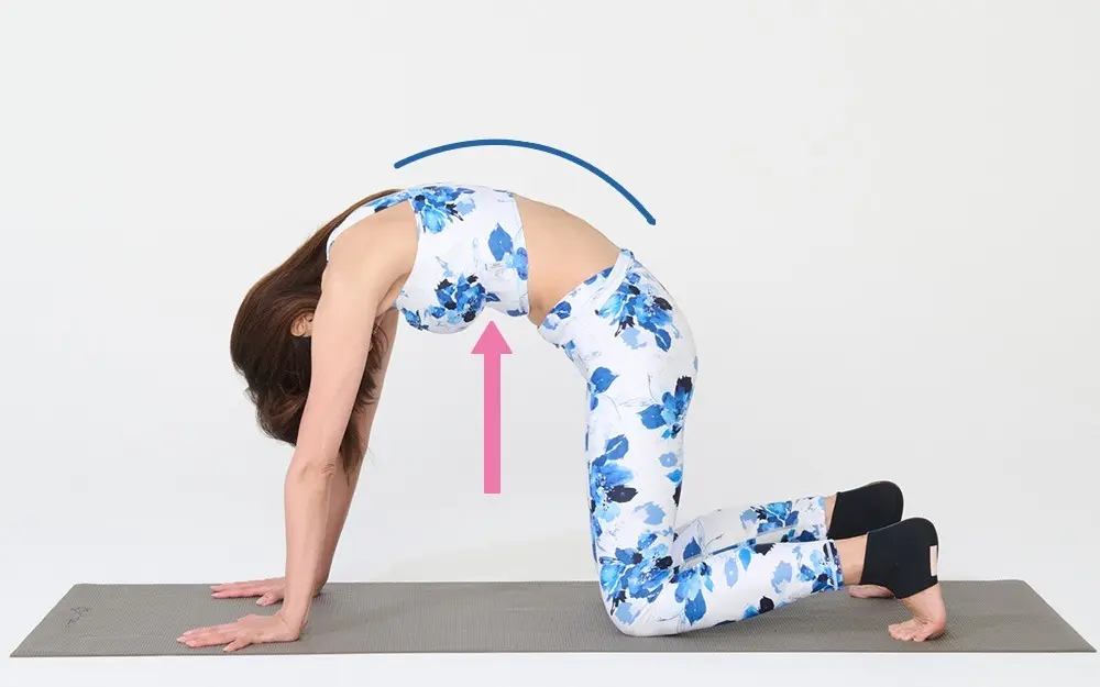 OurAge×Webエクラ　②息を吸って、吐きながら、背中をゆっくりと丸めていき、頭を内側に入れておへそをのぞき込むようにして3〜5呼吸。