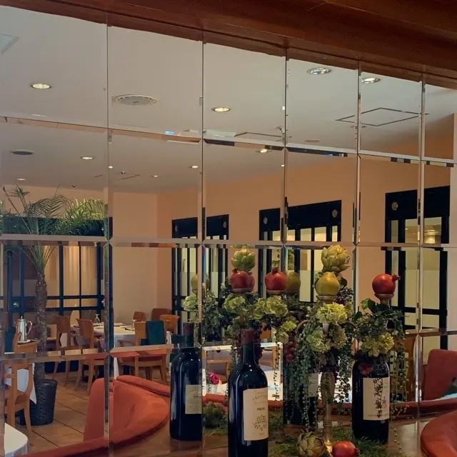 ガラス越しの店内