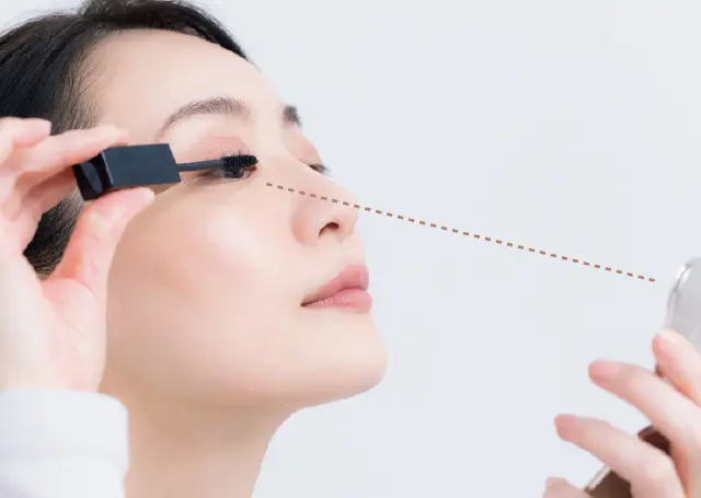 中間から根元は軽くささっと。手鏡は見下ろす位置にあると塗りやすい