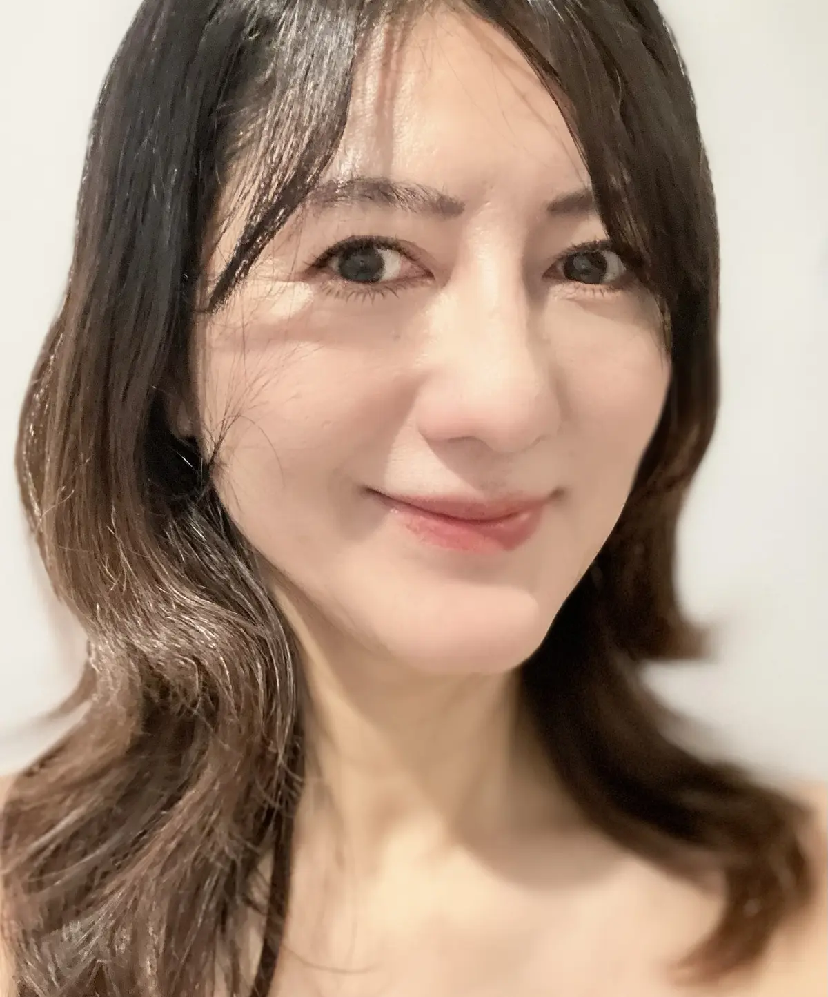 シュウ ウエムラ アンリミテッド ケア ツヤ セラム ファンデーションを塗っているエクラ華組山口さん