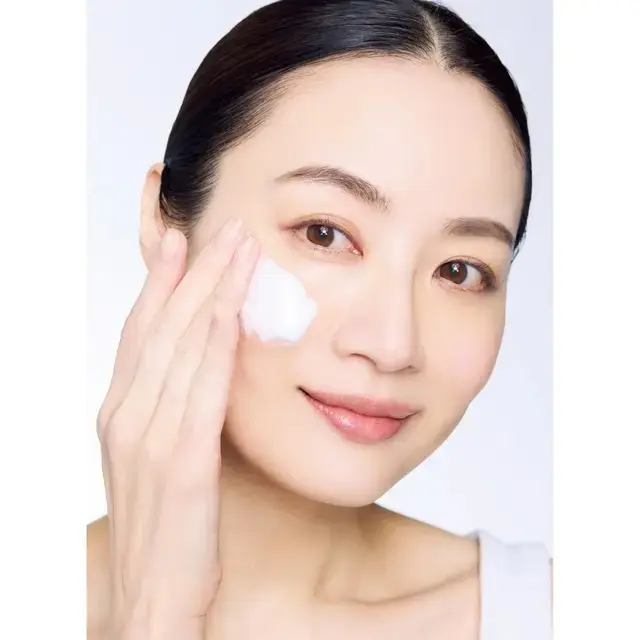 乾燥するからと、朝はぬるま湯のみで洗顔している人は見直しを。昨晩のスキンケアが就寝中の皮脂と混ざり、酸化して肌にある状態。汚れを泡で吸着する洗顔料でこすらず、優しく洗って。