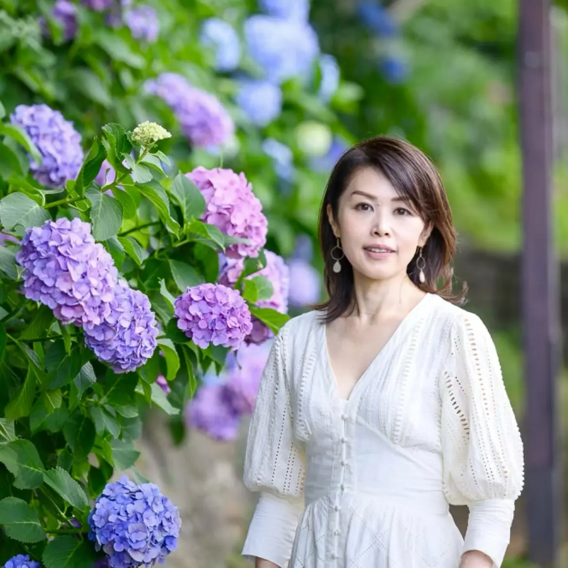 アジサイと一緒に写真撮影