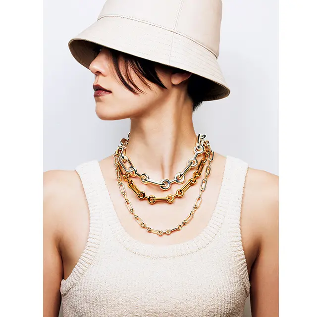 大胆に太さ＆色違いのチェーンネックレスを重ねづけ